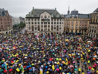 Duizenden mensen protesteren op de Dam tegen coronabeleid