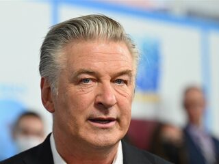 Acteur Alec Baldwin reageert na fataal ongeluk op filmset: "Mijn hart is gebroken"
