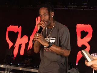 Travis Scott treedt voor het eerst op na Astroworld-drama