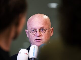 Minister Grapperhaus wil mystery guests inzetten om handhaving coronaregels te verbeteren