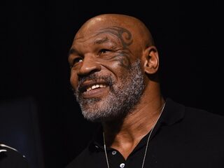 Mike Tyson direct met fan op de foto na ruzie in het vliegtuig