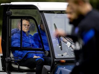 Van Gaal belandt net voor belangrijke WK-kwalificatiewedstrijd tegen Noorwegen in rolstoel