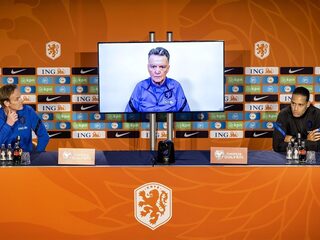Louis van Gaal niet langs de lijn tijdens cruciaal kwalificatieduel