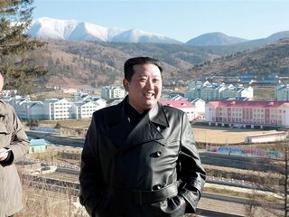 Kim Jong-Un verbiedt leren jassen zodat zijn stijl niet kan worden nageaapt