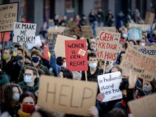 Honderden mensen in Utrecht protesteren tegen woningnood