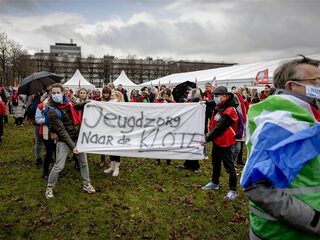 Carlijn (19) over gesloten jeugdzorg: "Ik werd vaak in de isoleercel gezet of tegen de grond geduwd"