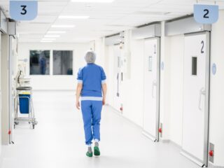 Verpleegkundige verdacht van betrokkenheid bij overlijden van patiënten