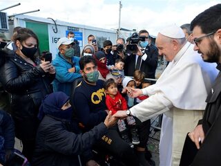 Paus spreekt zich uit over 'Europese zelfzucht' tijdens bezoek aan Lesbos