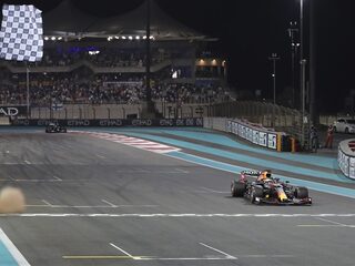 Max Verstappen pakt wereldtitel na knotsgekke race in Abu Dhabi