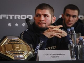 Khabib Nurmagomedov reageert op incident waarbij hij vliegtuig moest verlaten: "Deed mijn best om kalm te blijven"