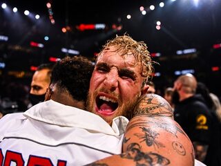 Jake Paul wint met onverwachte knock-out van Tyron Woodley
