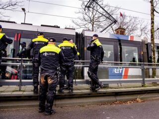 Rotterdam: Tram op klaarlichte dag beschoten met vuurwapen, twee slachtoffers gewond