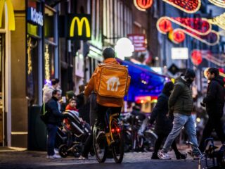 Misstanden bij maaltijd- en flitsbezorging: personeel te jong en onderbetaald