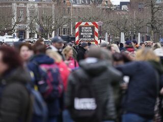 Dertig betogers opgepakt en vier agenten gewond bij verboden coronaprotest