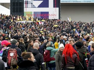 Duizenden tegenstanders van coronabeleid de straat op in Amsterdam