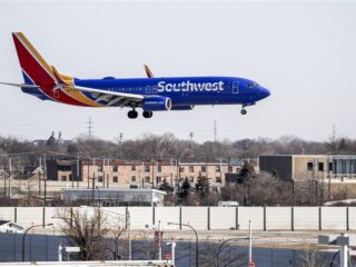 Piloot dreigt vliegtuig om te keren als passagiers nudes blijven airdroppen