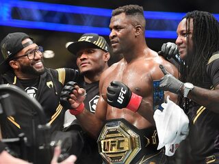 Geblesseerde Francis Ngannou behoudt wereldtitel