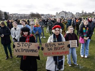 Manifestatie op Museumplein tegen seksueel grensoverschrijdend gedrag