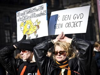 Protestmars Women’s March in Amsterdam trekt duizenden demonstranten