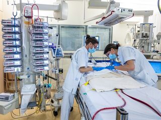 Zorgpersoneel meldt zich vaker ziek dan vorig jaar