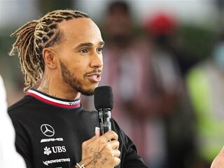 Lewis Hamilton verandert achternaam om moeder te eren