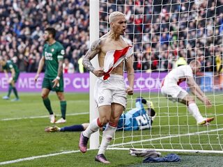 Ajax-supporter brengt gestolen Antony-shirt terug: "Ik heb er spijt van"