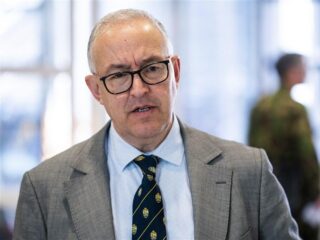 Aboutaleb hangt vlag halfstok voor alle slachtoffers van geweld tussen Hamas en Israël