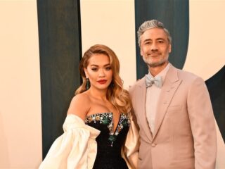 Rita Ora en Taika Waititi presenteren samen MTV EMA's