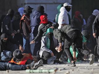 Geweld breekt uit tussen Palestijnen en Israëlische politie bij al-Aqsamoskee in Oost-Jeruzalem