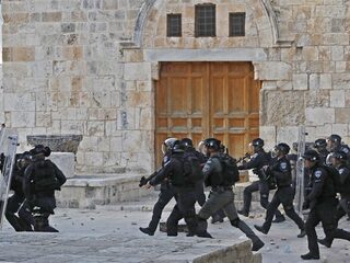 Israëlische politie valt wederom gebied rond al-Aqsamoskee binnen