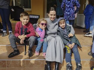 Angelina Jolie brengt onverwachts bezoek aan Oekraïense stad Lviv