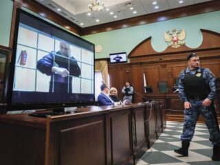 Oppositieleider Navalny omschrijft isoleercel als "betonnen hondenhok"
