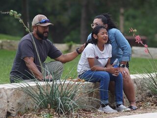 18-jarige scholier schiet zeker 19 kinderen en 2 volwassenen dood op basisschool