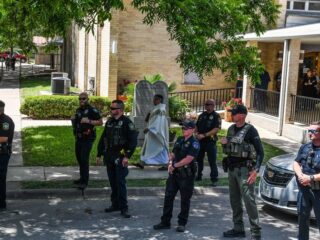 Politiechef Uvalde ontslagen vanwege te laat ingrijpen bij bloedbad op basisschool