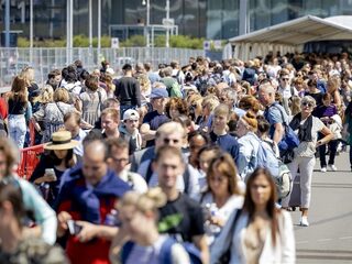 Schiphol gaat deze zomer vluchten schrappen vanwege drukte
