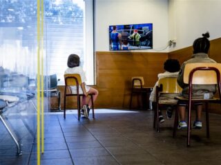 Kinderombudsman over slechte situatie alleenstaande kinderen in Ter Apel: "Ze slapen op stenen vloer of stoeltje"