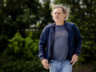 Kees van der Spek ontmaskert 'bloedmooi meisje' als mannelijke oplichter uit Ivoorkust