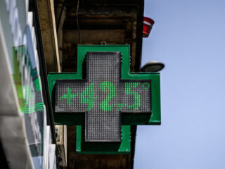 Tweejarig kindje overlijdt in auto door extreme hitte: vader opgepakt