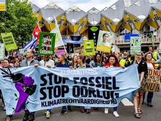Duizenden mensen aanwezig tijdens klimaatmars in Rotterdam