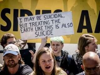 Klimaatdemonstranten blokkeren A12 Den Haag, meerdere mensen aangehouden