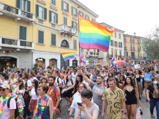 Italië verwijdert namen van niet-biologische lesbische moeders van geboorteakten