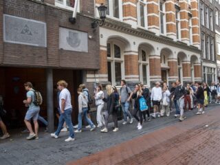 OM vindt 'vrouwen zijn hoeren'-speech van Amsterdams studentencorps niet strafbaar