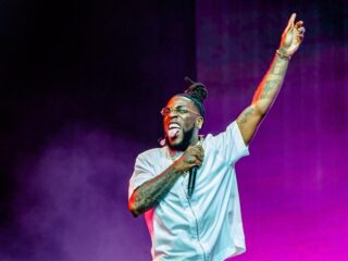 Burna Boy levert adembenemend optreden en viert verjaardag op Down The Rabbit Hole