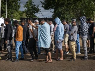 Aantal wachtenden bij de IND bereikt bijna recordhoogte