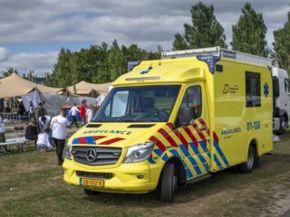 Onbekende spuit vloeistof door hek azc Ter Apel, vijf mensen onwel