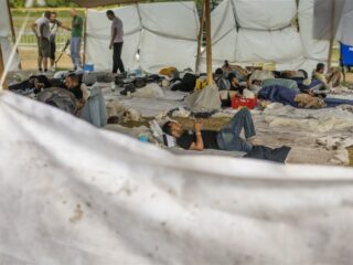 Weer 300 mensen moesten buiten slapen voor aanmeldcentrum Ter Apel