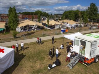 Voor het eerst in lange tijd slapen vluchtelingen niet gedwongen buiten in Ter Apel
