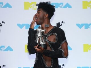 Lil Nas X onderbreekt concert omdat hij moet poepen: "Het gaat 2 minuten duren"