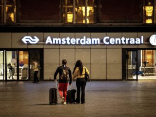Treinverkeer rondom Amsterdam ligt plat, NS vraagt reizigers alternatief vervoer te regelen