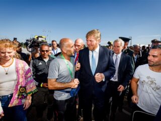 Koning bezoekt aanmeldcentrum Ter Apel: "Hoop dat het snel opgelost wordt"